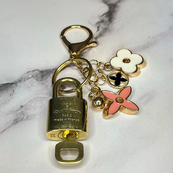 Louis Vuitton Lock & Key Set #319 with a Floral Charm Keychain - Picture 2 of 8